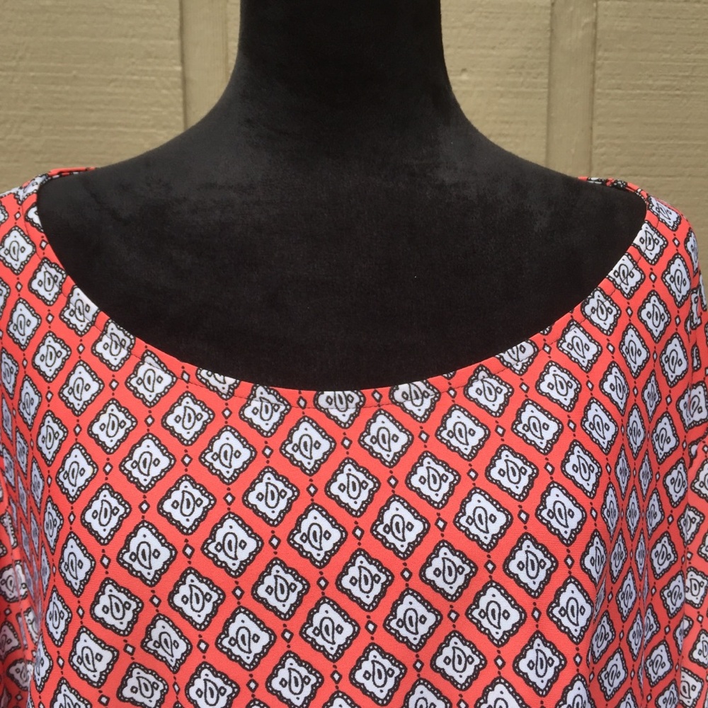 New Directions Abstract Design Tunic Blouse - Picture 5 of 11